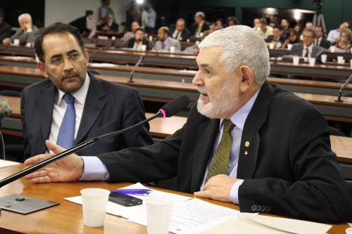 Luiz Couto, ao lado de João Paulo Cunha, fala numa audiência pública (conjuinta com a CCJ) esvaziada (Foto: Rogério Tomaz Jr.)